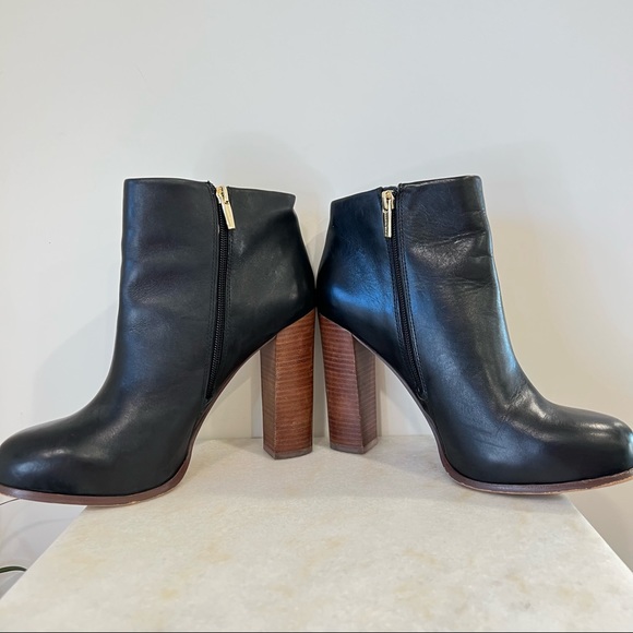 Like New! Vince Camuto 'Grenadine' Black Leather Ankle Stacked Heel Bootie * - Picture 6 of 9